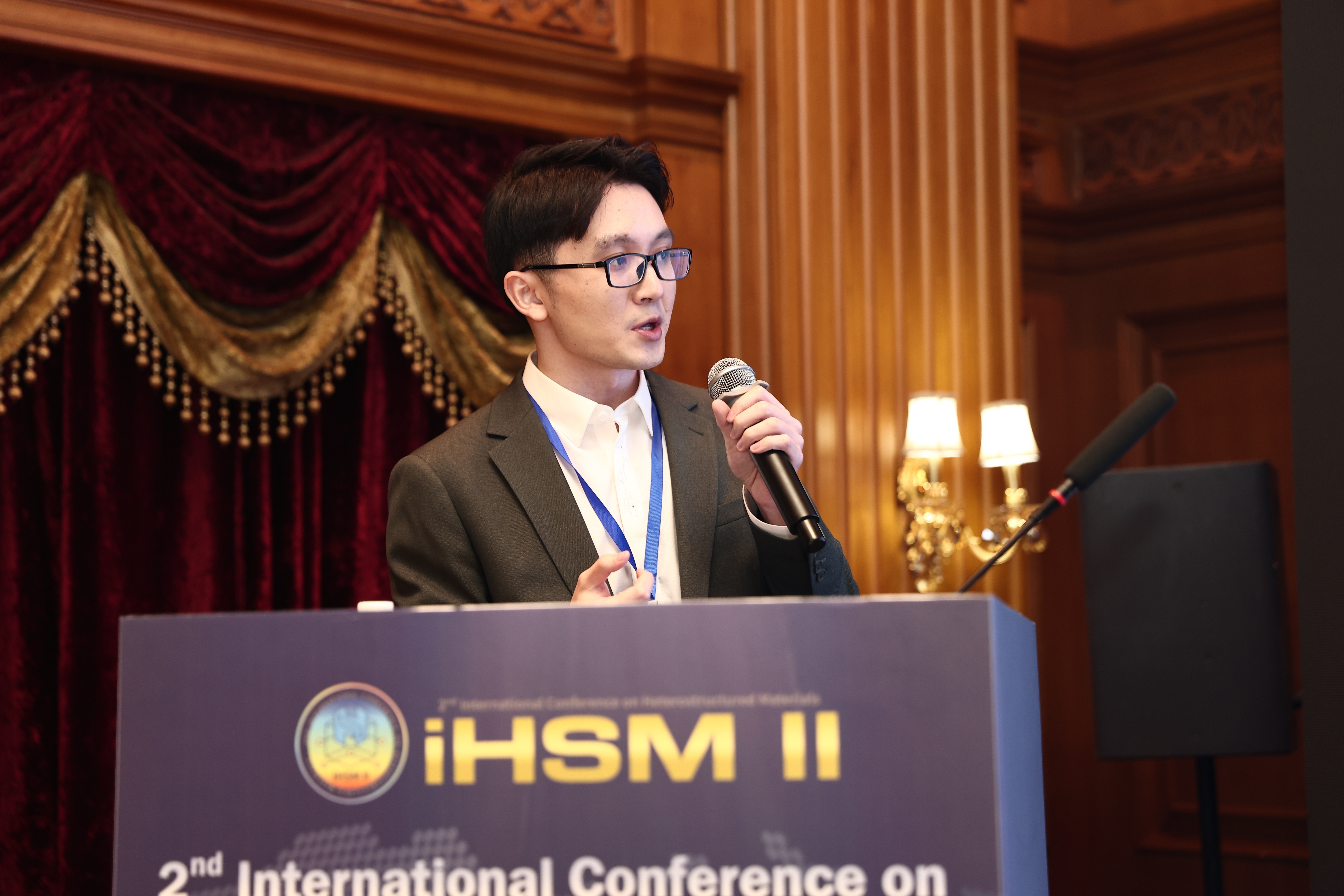 Wangshu Zheng speaking at an international conference